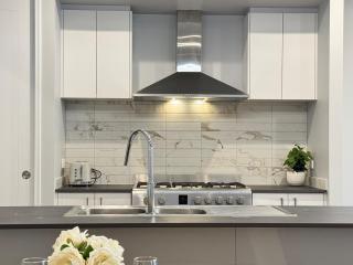 Lux 4-Bed Gem Near Park & Forest Lake Shopping - 2