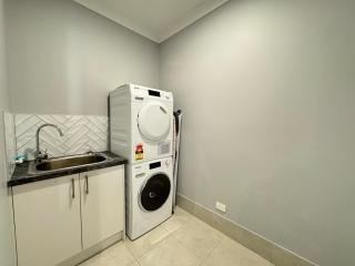 Lux 4-Bed Gem Near Park & Forest Lake Shopping - 1