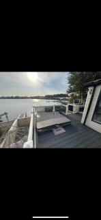 Sunset Luxury lakeside lodge with hot tub - 4