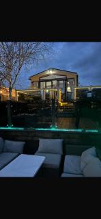 Sunset Luxury lakeside lodge with hot tub - 3