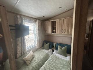 Sunset Luxury lakeside lodge with hot tub - 1