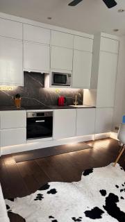 Chic 2BR Flat Moments From Central London - 2