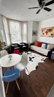 Chic 2BR Flat Moments From Central London - 3