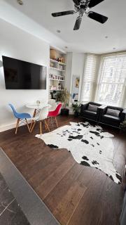 Chic 2BR Flat Moments From Central London - 4