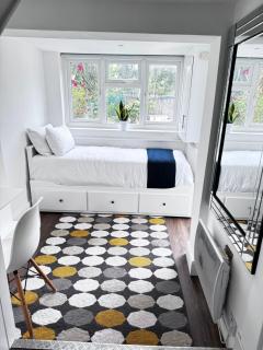 Chic 2BR Flat Moments From Central London - 5