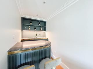 Upscale Apartment in a Prestigious Area - 4