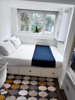 Chic 2BR Flat Moments From Central London - 8