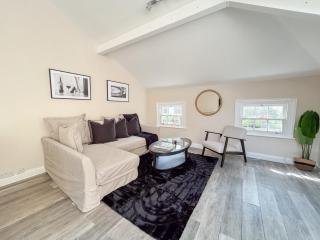 Sleek London Hideout Apartment - 8