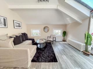 Sleek London Hideout Apartment - 7