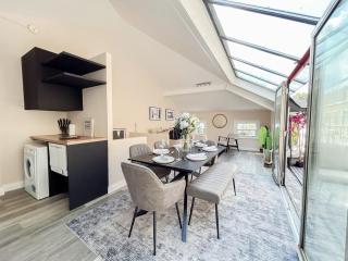 Sleek London Hideout Apartment - 2