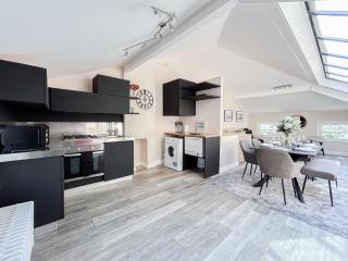 Sleek London Hideout Apartment - 3