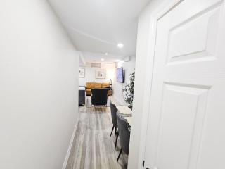 Garden Ave Suite 1 Mins to Hwy403 - 2