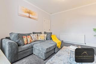 Spacious 4-Bed House, Free Parking, Fast Wi-Fi, Netflix, Contractors Welcome - 1