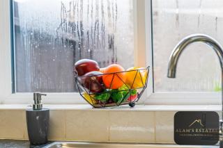 Spacious 4-Bed House, Free Parking, Fast Wi-Fi, Netflix, Contractors Welcome - 2