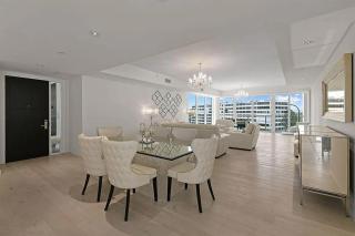 Chic Three-Bedroom Oceanfront Apartment with Stunning Views - 7