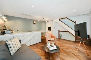 Contemporary 2-Bedroom Escape in Notting Hill - 7