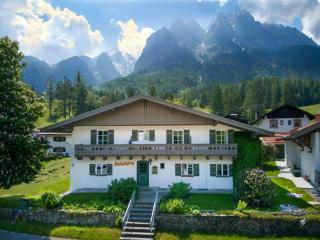 Alpine Chalet Apartment With Zugspitze Views - 0