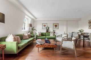 Spacious 4 Bedroom Loft Retreat - 7