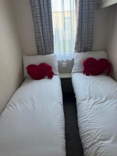 Whitecliff bay Bembridge, 3 x bedrooms, Cosy Caulkers Rest 10, Main side of the resort by the beach, pools & entertainment - 2