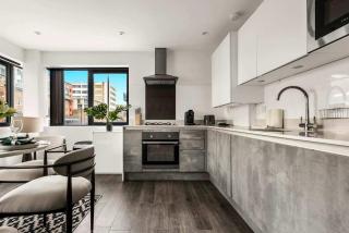 Chic East London Hideaway - 6