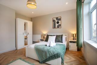 4 Bed Contractor Accommodation in Longbridge - 0