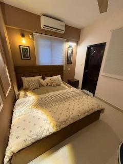 Cozy Beachside Studio Apartment - DHA Phase 6 - 9