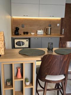 Cozy studio near the park with huge verandah. - 7