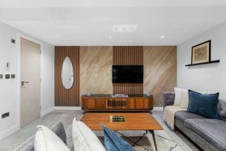 Luxury 5 Bedroom Home - 9