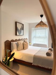 Palms 2 - Central, 5 mins walk to beach + parking! - 9