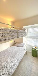 Palms 2 - Central, 5 mins walk to beach + parking! - 1