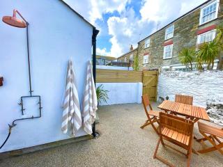 Palms 2 - Central, 5 mins walk to beach + parking! - 1