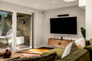 Stylish 5-Bedroom London Retreat - 8