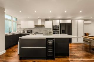 Stylish 5-Bedroom London Retreat - 5