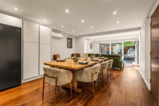 Stylish 5-Bedroom London Retreat - 1