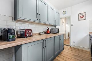 3-Bedroom Spacious & Stylish House, Fratton, Portsmouth, Pet-Friendly, Sleeps 6, Parking Available - LONG TERM STAY SPECIAL OFFER AVAILABLE! by Blue Puffin Stays - 2