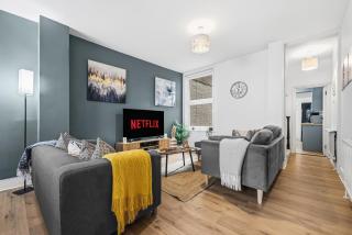 3-Bedroom Spacious & Stylish House, Fratton, Portsmouth, Pet-Friendly, Sleeps 6, Parking Available - LONG TERM STAY SPECIAL OFFER AVAILABLE! by Blue Puffin Stays - 1