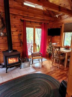 Charming Creekside Log Cabin with Wood Burning Stove Overlooking the Neshannock Creek, Western PA - Volant - 3