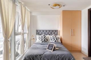 BGC Premium 1BR with Balcony fast 600 mbps Fibre - 5