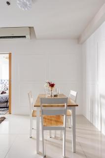 BGC Premium 1BR with Balcony fast 600 mbps Fibre - 6