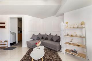 BGC Premium 1BR with Balcony fast 600 mbps Fibre - 7