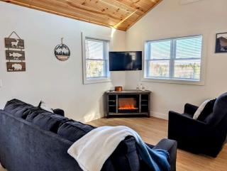 Pet-Friendly Lakeside Cabin with Fire Pit & Screened Porch near Flanders Pond in Sullivan, Maine - Sullivan - 9