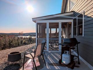 Pet-Friendly Lakeside Cabin with Fire Pit & Screened Porch near Flanders Pond in Sullivan, Maine - Sullivan - 6