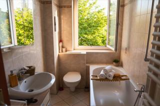 Ruhiges 5-Personen Apartment mit kostenlosen Parkplätzen, Boxspringbetten, WLAN, 3x TV, vollausgestatteter Küche - 6