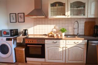 Ruhiges 5-Personen Apartment mit kostenlosen Parkplätzen, Boxspringbetten, WLAN, 3x TV, vollausgestatteter Küche - 2