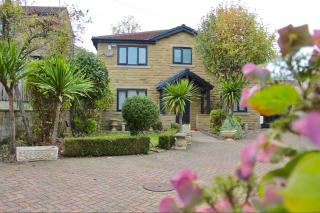 Home in West Yorkshire with driveway and 3 double bedrooms - sleeps 6! - 8