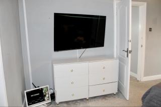 Home in West Yorkshire with driveway and 3 double bedrooms - sleeps 6! - 2