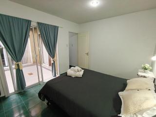 Amplio departamento en pleno centro con cochera privada - 1