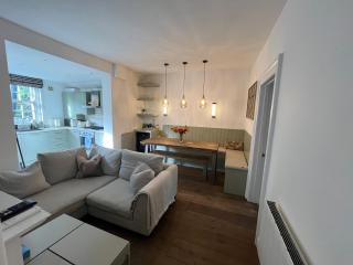 Charming Battersea Park Home with Garden - 8