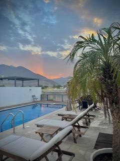 Al Dana Palma Villa - Luxury 4-bedroom villa with Heated Pool & Mountain Sea View - 8