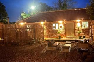 Torworth - 1 Bed Barn - Sleeps 3 - Hot Tub - 4